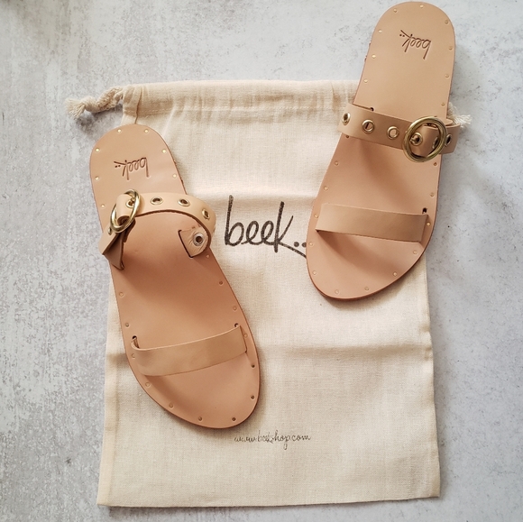 Beek Maleo Leather Slip On Sandals Sz 10 Sand Tan Buckle Slides Summer - Picture 1 of 4
